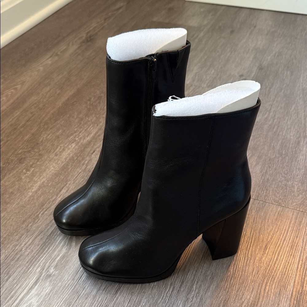Steve Madden Black leather Heeled Boots New never worn!